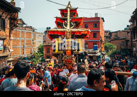 Bhaktapur, Nepal - 16 aprile 2023: La gente del posto si riunisce e celebra il festival Biska Jatra (Bisket Jatra) o il capodanno nepalese a Bhaktapur, Nepal Foto Stock