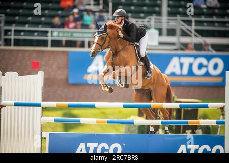 Daniel Coyle, irlandese, gareggia nel Rolex North American Grand Prix a Spruce Meadows. Foto Stock