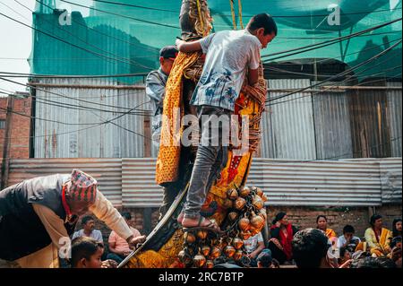 Bhaktapur, Nepal - 16 aprile 2023: La gente del posto si riunisce e celebra il festival Biska Jatra (Bisket Jatra) o il capodanno nepalese a Bhaktapur, Nepal Foto Stock