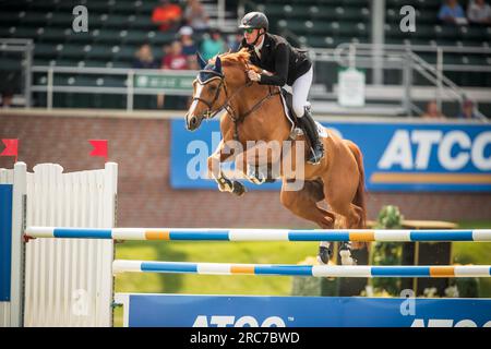 Daniel Coyle, irlandese, gareggia nel Rolex North American Grand Prix a Spruce Meadows. Foto Stock