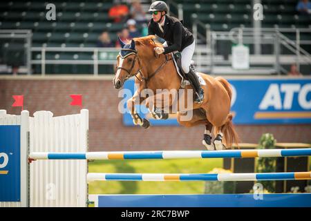 Daniel Coyle, irlandese, gareggia nel Rolex North American Grand Prix a Spruce Meadows. Foto Stock