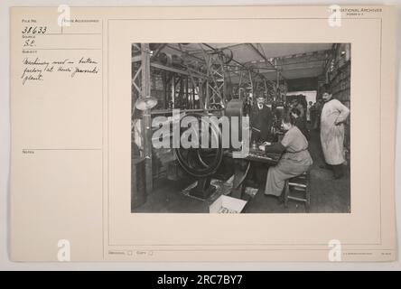 Macchinari utilizzati in una fabbrica di bottoni nello stabilimento di Heuri Jaworki durante la prima guerra mondiale Questa immagine è stata presa dalle fotografie della collezione di attività militari americane ed è etichettata come file numero 38633. La fonte di questa immagine è l'Archivio Nazionale, ed è stato accessibile in una data sconosciuta. Foto Stock