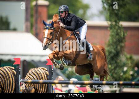 Daniel Coyle, irlandese, gareggia nel Rolex North American Grand Prix a Spruce Meadows. Foto Stock