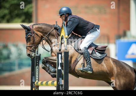 L'irlandese Paul o'Shea gareggia nel Rolex North American Grand Prix a Spruce Meadows. Foto Stock