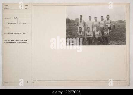 Una foto scattata nel 1920 a Jefferson Barracks, Missouri, che mostra il Tug of War Team del Southeastern Department. La squadra è vista partecipare a una gara di tiro di guerra. Foto Stock