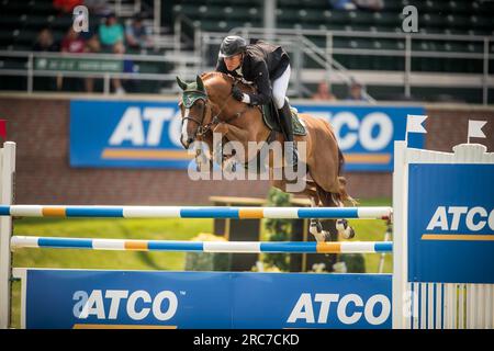 Rupert Carl Winkelmann, tedesco, gareggia nel Rolex North American Grand Prix a Spruce Meadows. Foto Stock