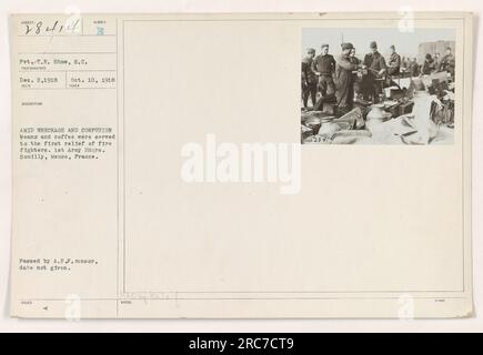 Pvt. T.R. Shaw, S.C., nella foto, in mezzo a relitti e confusione, serve fagioli e caffè per il primo soccorso dei vigili del fuoco al quartier generale della 1st Army a Souilly, Mosa, Francia. Foto scattata il 10 ottobre 1918 dal fotografo Subiect 28414. Approvato da A.E.F. censor, data non fornita. Emessa sotto la superficie di Resta f 28 note.» Foto Stock