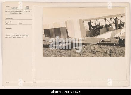 Biplano Caproni, fotografato alla Aviation Experiment Station di Hampton, Virginia L'immagine cattura l'ascensore e il timone dell'aereo. La fotografia è stata scattata il 15 gennaio 1919 ed è contrassegnata con il numero "54335". Foto: MC NOTEB H 264. Foto Stock