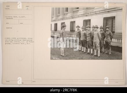 Un gruppo di soldati in addestramento militare dal sergente Gillis, un fotografo del Signal Corps della Columbia University. I soldati sono probabilmente istruiti sulla fotografia e altre tecniche di comunicazione correlate. Questa fotografia è stata scattata dal fotografo Signal Corps della Columbia University ed è numerata 048381. Foto Stock