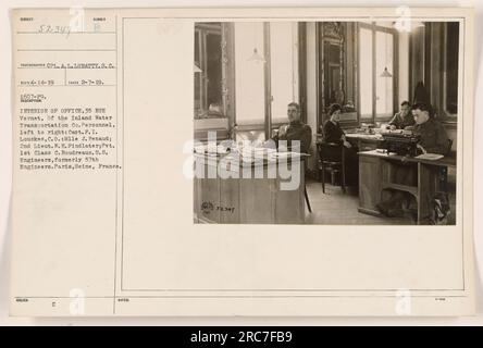 Interno dell'ufficio al 35 di Rue Vernet, che mostra il personale della Inland Water Transportation Co. Da sinistra a destra: Cap. F. I. Louckes, ufficiale comandante, Mlle. J. Renaud; 2° Lieut. W.E. Findlater; Pvt. 1a Classe C. Boudreaux. Facevano parte degli Stati Uniti Ingegneri, ex 57th Engineers. La foto è stata scattata il 7 febbraio 1919 a Parigi, Senna, Francia. Documento d'identità con foto: 52347. Fotografo: CPL. A.L. Lubatty, S.C. RICD. Nota: Emissione Suni. Foto Stock