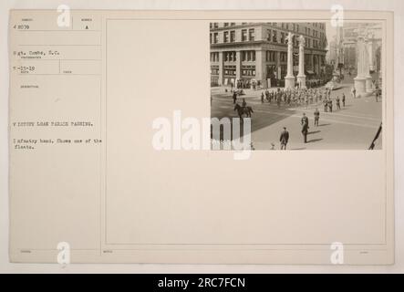 Una Victory Loan Parade passava con una banda di fanteria. La foto mostra uno dei galleggianti. Il sergente Combs ha scattato la foto il 15 maggio 1919. Questa immagine proviene dalla collezione di fotografie delle attività militari americane durante la prima guerra mondiale. Non vengono fornite note o descrizioni aggiuntive. Foto Stock