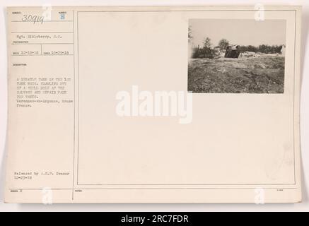 Sgt. Eikleberry del 13° Tank Brig. Si vede qui a Meuse, in Francia, durante la prima guerra mondiale È raffigurato con un carro armato Renault che strisciava fuori da un buco del guscio presso la banca di recupero e riparazione dei carri armati a Varennes-en-Argonne. Questa foto è stata scattata il 29 ottobre 1918 e pubblicata dalla A.E.F. censor il 23 dicembre 1918." Foto Stock