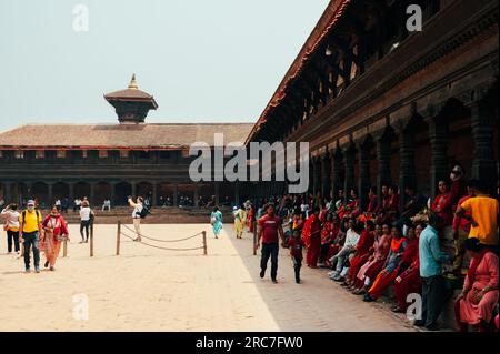 Bhaktapur, Nepal - 16 aprile 2023: La gente del posto si riunisce e celebra il festival Biska Jatra (Bisket Jatra) o il capodanno nepalese a Bhaktapur, Nepal Foto Stock