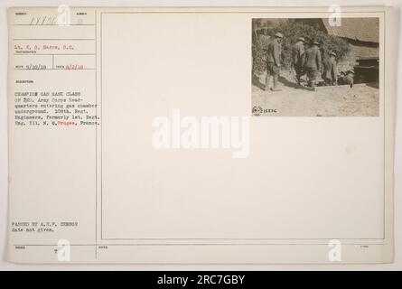 Il tenente E. O. Harrs, S.C., il soggetto di questa fotografia, sta entrando in una camera a gas sotterranea. Fa parte della Champion gas Mask Class del 2nd Army Corps Headquarters. La foto è stata scattata il 2 agosto 1918 a Fruges, in Francia, dove era di stanza il 108th Regiment of Engineers, precedentemente noto come 1st Regiment of Engineers, Illinois National Guard. È stata emessa e approvata dalla censura A.E.F. ma la data di emissione non è indicata. Foto Stock