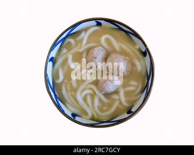 primo piano di bacchette con spaghetti udon Foto Stock