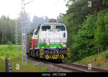 Due locomotive diesel VR Group Classe Dv12, n. 2619 e 2524 sul treno merci anteriore in salita verso Hanko. Tammisaari, Finlandia. 7 luglio 2023 Foto Stock