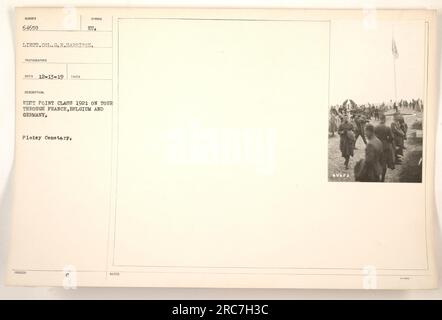 West Point Class of 1921 visita il cimitero Pleisy in Francia come parte del loro tour attraverso Francia, Belgio e Germania. La foto, scattata dal tenente colonnello G.R. Harrison, cattura il simbolo della classe e la loro visita al cimitero. È numerata 64658 ed è stata presa il 13 dicembre 1919. Foto Stock