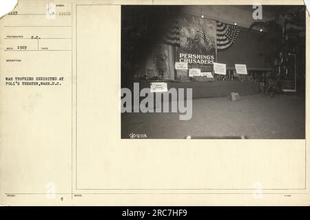 Trofei di guerra esposti al poli's Theater di Washington, D.C., nel 1919. La foto, intitolata 111-SC-12103, mostra le attrezzature tedesche catturate in esposizione. Questi oggetti furono presi dalle forze americane durante la prima guerra mondiale La mostra mirava a mostrare i successi dei Crociati di Pershing, le forze militari statunitensi durante la guerra. Foto Stock