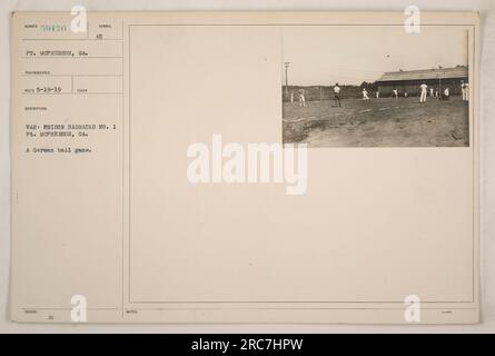 Soldati alla War Prison Barracks No. 1, ft. McPherson, GA, partecipa a una partita di pallone tedesca. Questa fotografia, scattata il 19 maggio 1919, cattura il luogo dell'attività ricreativa che si è verificata all'interno della caserma. Foto Stock