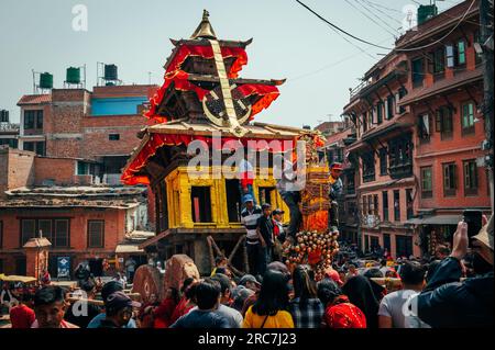 Bhaktapur, Nepal - 16 aprile 2023: La gente del posto si riunisce e celebra il festival Biska Jatra (Bisket Jatra) o il capodanno nepalese a Bhaktapur, Nepal Foto Stock