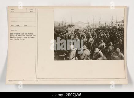 I soldati francesi fanno una pausa pranzo durante la loro marcia verso il fronte italiano in Italia durante la prima guerra mondiale. La foto, numero 4040, è stata scattata nel 1919 e mostra i soldati che si fermano per un riposo a mezzogiorno. Foto Stock