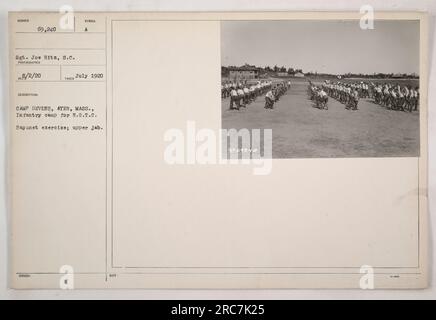 Soldati a Camp Devens ad Ayer, Massachusetts, che partecipano a un'esercitazione a baionetta come parte del loro addestramento R.O.T.C. Questa fotografia, scattata nel luglio 1920, mostra un soldato che esegue una manovra di jab superiore. L'immagine è accreditata al sergente Joe Hits, fotografo statunitense. Foto Stock