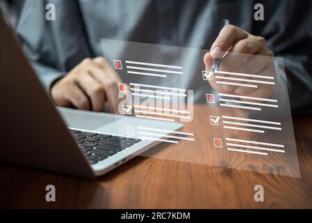 man sceglie il questionario con la casella di controllo, il modulo del sondaggio online, risponde alle domande dell'esame della lista di controllo aziendale del test e compilando il modulo del sondaggio online Foto Stock