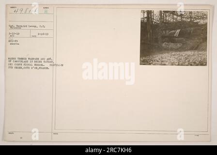 Soldati che partecipano a una sessione di addestramento sulla guerra di trincea e sull'arte del mimetismo presso la scuola di segnali del 2° corpo a Chatillon sur Seine, Cote d'Or, Francia. Fotografia scattata il 24 gennaio 1919 dal sergente Bernard Levey, S.C. Foto Stock