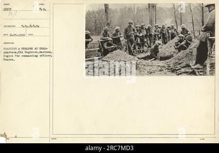 Soldati del 6th Regiment, marines in Francia che costruiscono un rifugio per il loro ufficiale comandante. La fotografia è stata scattata il 25 giugno 1913 e fa parte di una collezione che documenta le attività militari americane durante la prima guerra mondiale. Foto Stock