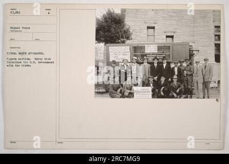 La sezione Pigeon del Signal Corps fornì agli Stati Uniti Governo con piccioni per la comunicazione durante la prima guerra mondiale Questo apparecchio, numerato 67.601, fu utilizzato per trasportare e utilizzare gli uccelli. La foto è stata scattata a St. Mihiel-Woh e presenta i principali finanzieri piccione di sa Pus. Foto Stock