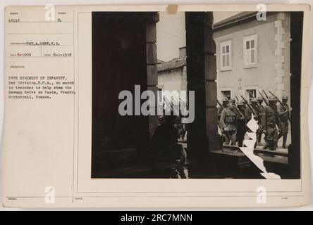 Soldati del 38th Regiment of Infantry, 3rd Division, U.S.A., marciarono verso le trincee a Montmirail, Francia, il 1 giugno 1918. Si stanno mobilitando per aiutare a resistere all'avanzata tedesca verso Parigi. Questa fotografia è stata scattata dal sergente A. Duff del Signal Corps ed è etichettata come numero 14114 nella raccolta delle attività militari americane durante la prima guerra mondiale Foto Stock