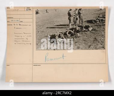 I Marines americani ricevono l'addestramento dai cacciatori alpini in Francia, mentre scavano trincee e si preparano per la guerra durante la prima guerra mondiale. L'immagine mostra la collaborazione militare e i preparativi che si svolgono nel campo di addestramento. Foto Stock