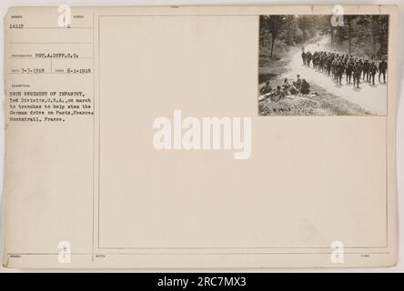 I soldati del 38th Regiment of Infantry, 3rd Division, U.S.A. marciano verso le trincee a Montmirail, in Francia il 1 giugno 1918, per sostenere gli sforzi per fermare l'avanzata tedesca verso Parigi. Questa fotografia, scattata dal sergente A. Duff, è numerata 14113 nella collezione delle attività militari americane durante la prima guerra mondiale. Foto Stock