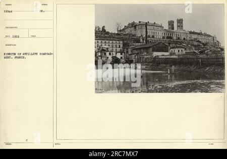 L'immagine cattura le conseguenze dei bombardamenti di artiglieria pesante in Francia durante la prima guerra mondiale. La devastazione causata dall'artiglieria è visibile negli edifici distrutti e nei detriti sparsi in tutta l'area. La fotografia è stata scattata nel 1919 e ricevuta con il numero di riferimento 12144. Foto Stock