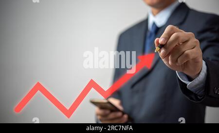 Uomo d'affari che usa la freccia rossa della penna. Marketing di strategia aziendale. pianificazione dell'obiettivo di crescita, investimento e analisi delle vendite. Foto Stock