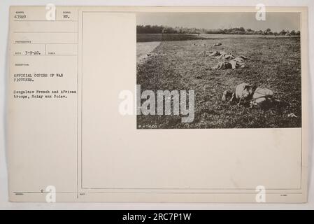 Le truppe africane del Senegal, che prestano servizio nell'esercito francese durante la prima guerra mondiale, sono viste nel villaggio di Soizy aux Boise. Questa fotografia, scattata il 9 marzo 1920, è una copia ufficiale delle immagini di guerra che raffigurano il coinvolgimento delle truppe africane nel conflitto. Foto Stock