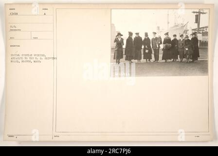 "Assistenti sociali legati agli Stati Uniti Shipping Board, Boston, Massachusetts. L'immagine numero 43458 è stata scattata durante la prima guerra mondiale come parte delle attività militari americane. Questa fotografia proviene dalla collezione degli Stati Uniti Signal Corps e raffigura individui che forniscono servizi sociali ai militari". Foto Stock