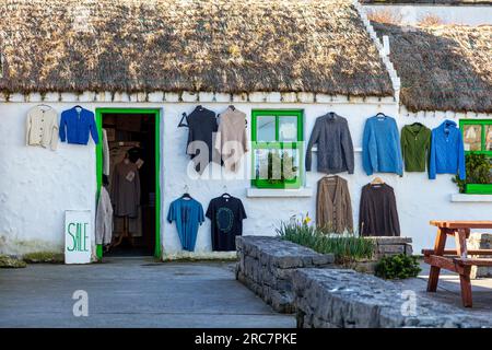 Innish More, Aran Island, Irlanda, Kilmurvey Village e Beach Foto Stock