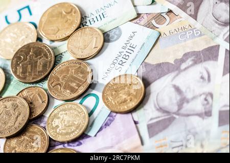 Rottweil, Germania. 12 luglio 2023. Banconote e monete del dinaro serbo giacciono su un tavolo. Crediti: Silas Stein/dpa/Alamy Live News Foto Stock
