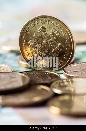 Rottweil, Germania. 12 luglio 2023. Banconote e monete del dinaro serbo giacciono su un tavolo. Crediti: Silas Stein/dpa/Alamy Live News Foto Stock