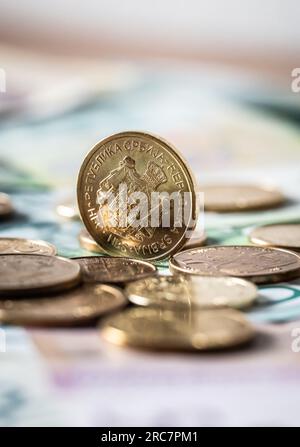 Rottweil, Germania. 12 luglio 2023. Banconote e monete del dinaro serbo giacciono su un tavolo. Crediti: Silas Stein/dpa/Alamy Live News Foto Stock