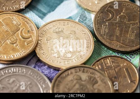 Rottweil, Germania. 12 luglio 2023. Banconote e monete del dinaro serbo giacciono su un tavolo. Crediti: Silas Stein/dpa/Alamy Live News Foto Stock