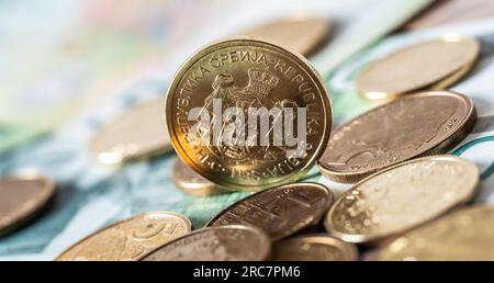 Rottweil, Germania. 12 luglio 2023. Banconote e monete del dinaro serbo giacciono su un tavolo. Crediti: Silas Stein/dpa/Alamy Live News Foto Stock