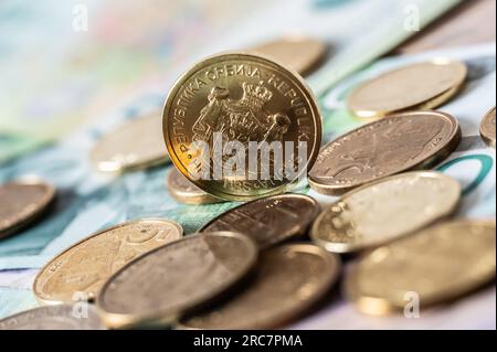 Rottweil, Germania. 12 luglio 2023. Banconote e monete del dinaro serbo giacciono su un tavolo. Crediti: Silas Stein/dpa/Alamy Live News Foto Stock