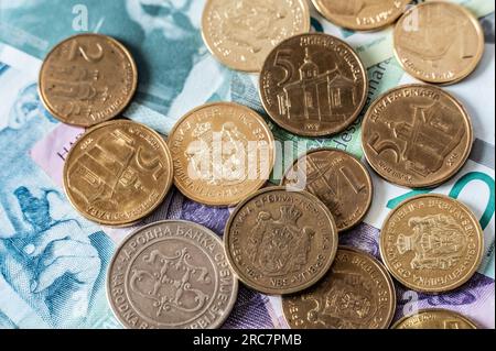 Rottweil, Germania. 12 luglio 2023. Banconote e monete del dinaro serbo giacciono su un tavolo. Crediti: Silas Stein/dpa/Alamy Live News Foto Stock