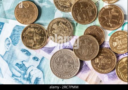 Rottweil, Germania. 12 luglio 2023. Banconote e monete del dinaro serbo giacciono su un tavolo. Crediti: Silas Stein/dpa/Alamy Live News Foto Stock