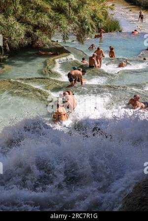Saturnia, Italia - 13 settembre 2022: Le persone fanno il bagno nelle sorgenti termali di Saturnia Therme, Saturnia, Toscana, Italia Foto Stock