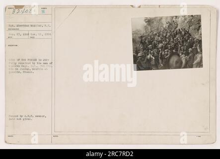 I soldati del 64th Regiment Infantry, 7th Division, celebrano la notizia della fine della prima guerra mondiale a min de Jaulny, Meurthe et Moselle, Francia, l'11 novembre 1918. La foto è stata scattata dal sergente Sheridan McAuley ed è stata approvata dalla censura A.E.F. Foto Stock