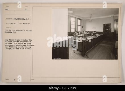 Questa immagine mostra la vista dell'ufficio dell'aiutante di Porto a Hoboken, New Jersey. È stata scattata il 25 giugno 1919 dal fotografo Sot. Stemizer. L'ufficio è dove opera la divisione Army Field Clerks, gestendo gli appuntamenti, le dimissioni e il passaggio di circa 550 impiegati dell'esercito, compresi i caduti. Queste informazioni sono indicate dal numero di riferimento 98537. Foto Stock