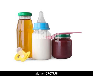 Alimenti sani per bambini, biberon con succo di frutta, latte e succhietto su sfondo grigio chiaro Foto Stock